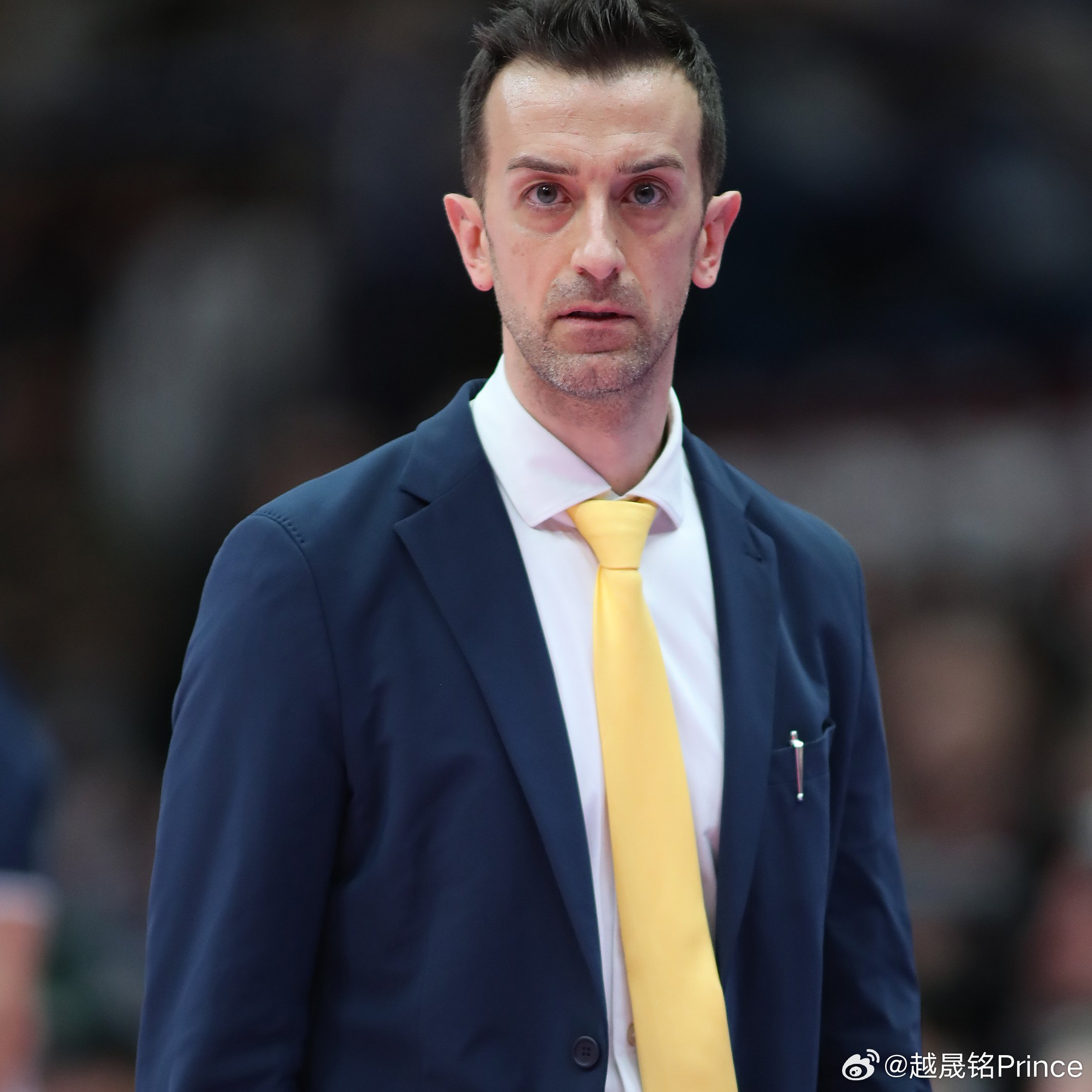 -有些球员很难接受坐在替补席上。您是否曾经需要介入，纠正那些不符合球队规范的行