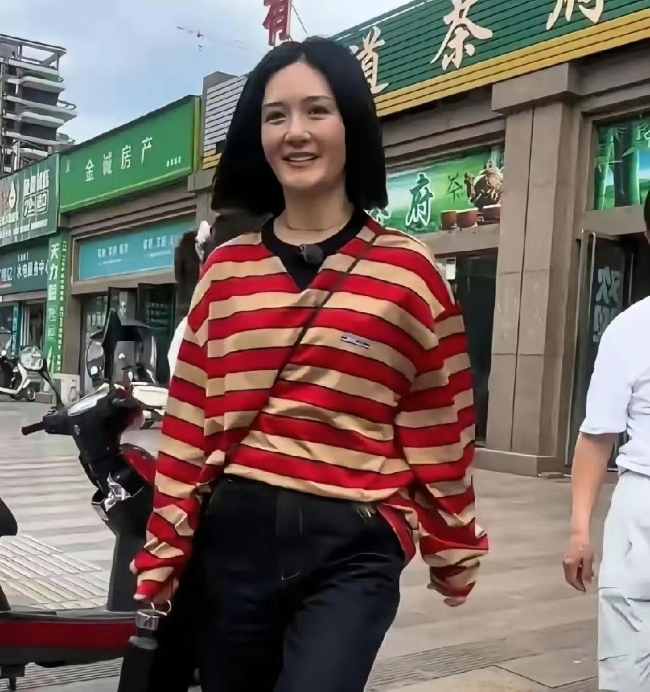 43岁谢娜回到四川中江老家，陪着父母出门下馆子，被网友偶遇拍下。镜头里的她穿搭简