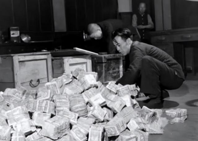 1941年，为了破坏中国的经济，日本对中华民国的法币进行了大规模的仿制。戴笠听到