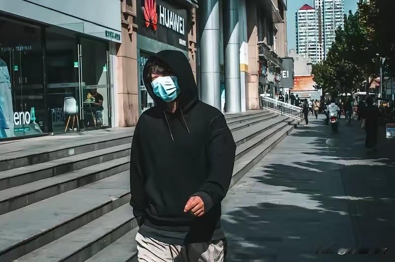 故意撞人那个戴口罩的男人找到了。5月9号下午，江西南昌青云谱区洪城路。陈某某走