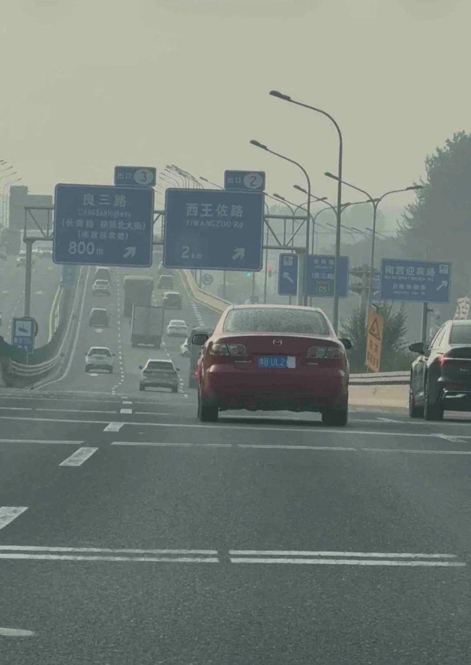 2025年10月25日15:25，京良路出京方向，G4京良收费站西侧，豫BUL2