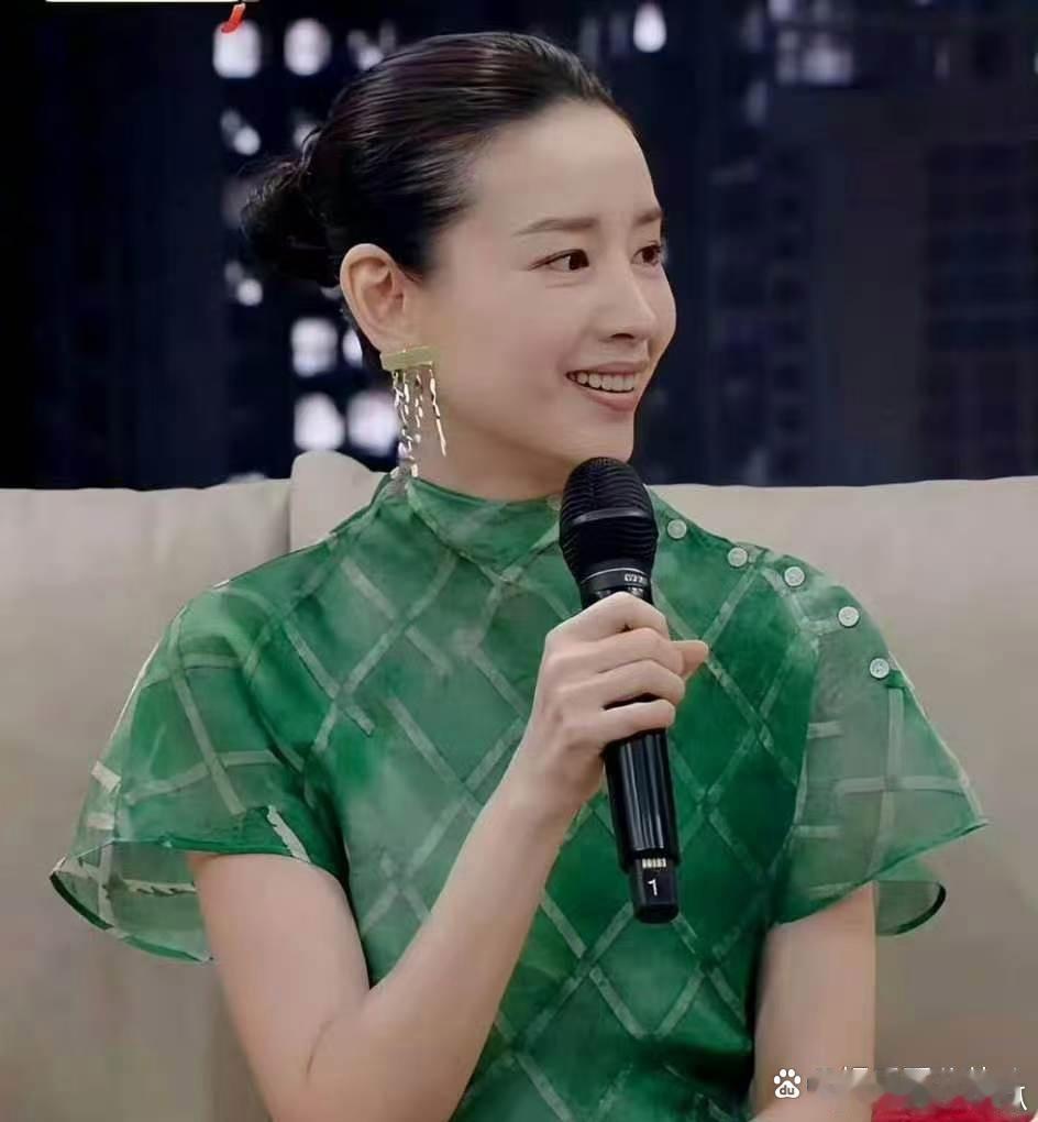 董洁身上自带温婉脱俗的气韵，举手投足间尽显独特魅力