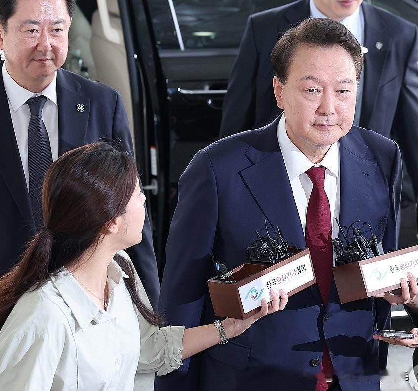 韩国内乱特检组要求前总统尹锡悦将于14日下午接受逮捕后的首次调查，但其能否实际出