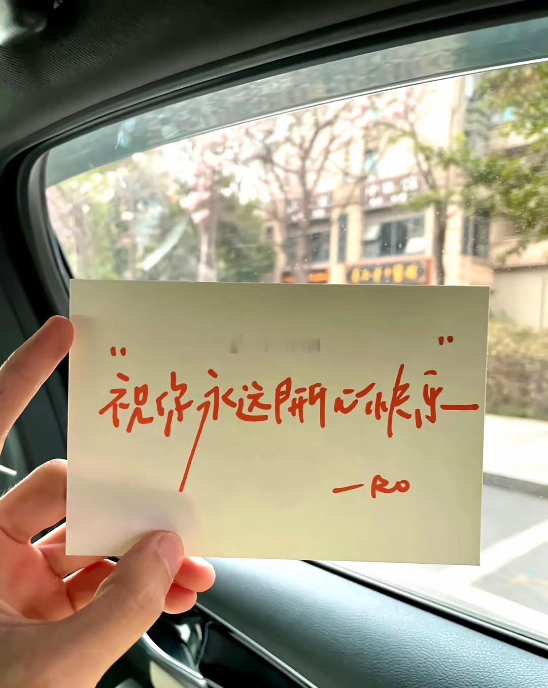 双鱼座人通常就是大家眼中的“傻白甜”没有心机和城府，并对一切事物有着美好的期盼，