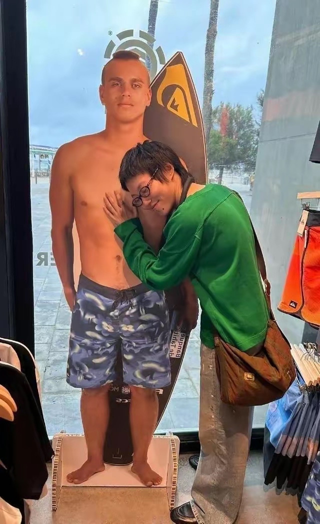 窦靖童在国外真是玩嗨了，她摸着“男模”胸肌拍照，笑得一脸满足，这性格越来越像王菲了……窦靖童的模样，