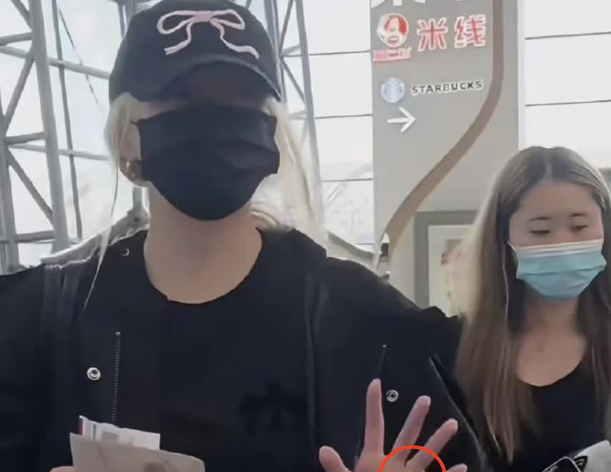 鹿晗估计后槽牙都咬碎了吧前脚刚传出跟关晓彤分手后脚关晓彤就被拍到无名指戴