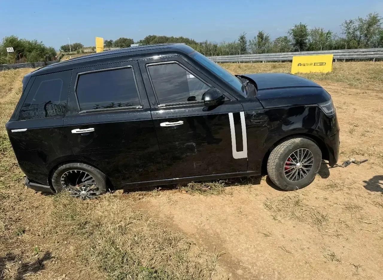 这是啥豪车啊？轮毂竟然断成了这样！