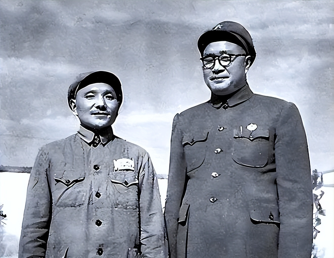 1973年,邓小平给<em>尤太忠</em>递烟,<em>尤太忠</em>兜里的中华全程没敢掏出来