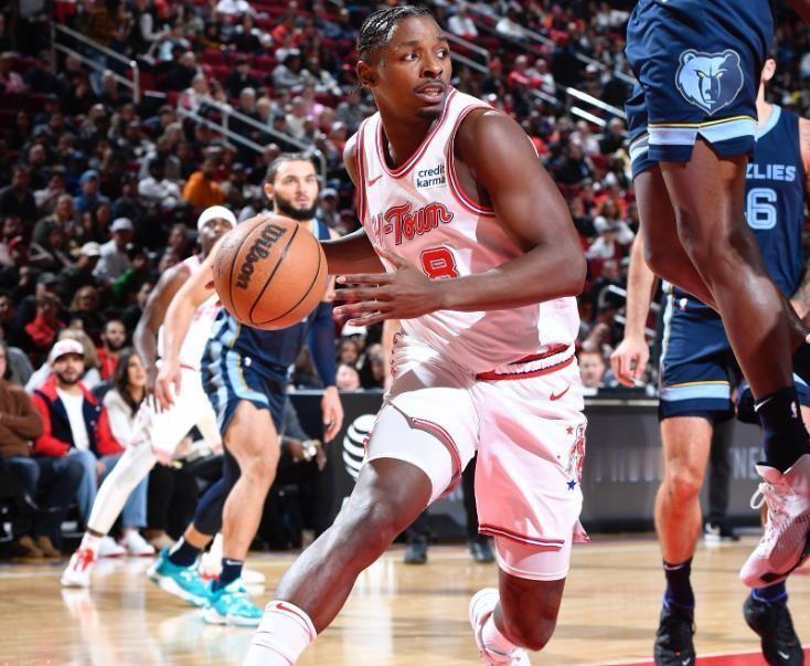 30岁生日，替补上场7分钟，4分1抢断，没人喊他英雄，但火箭没忘了他。落选秀，