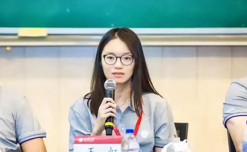 丘成桐曾多次公开呼吁王虹回国发展基础数学，并为完善国内数学教育出力，不过在今年1