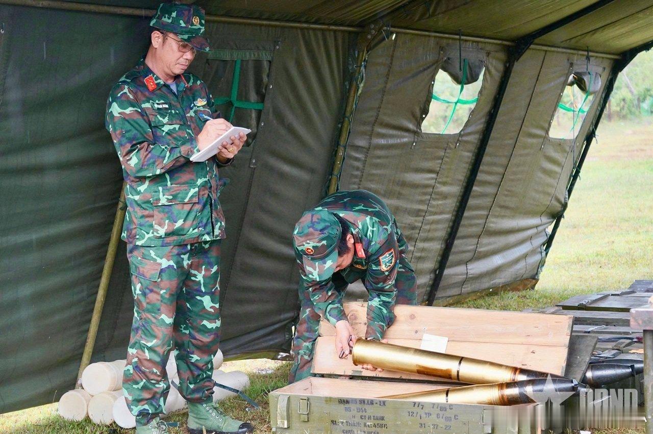 越南人民军坦克兵的63式（WZ-211）两栖轻型坦克。这些中国制造的坦克的采用是