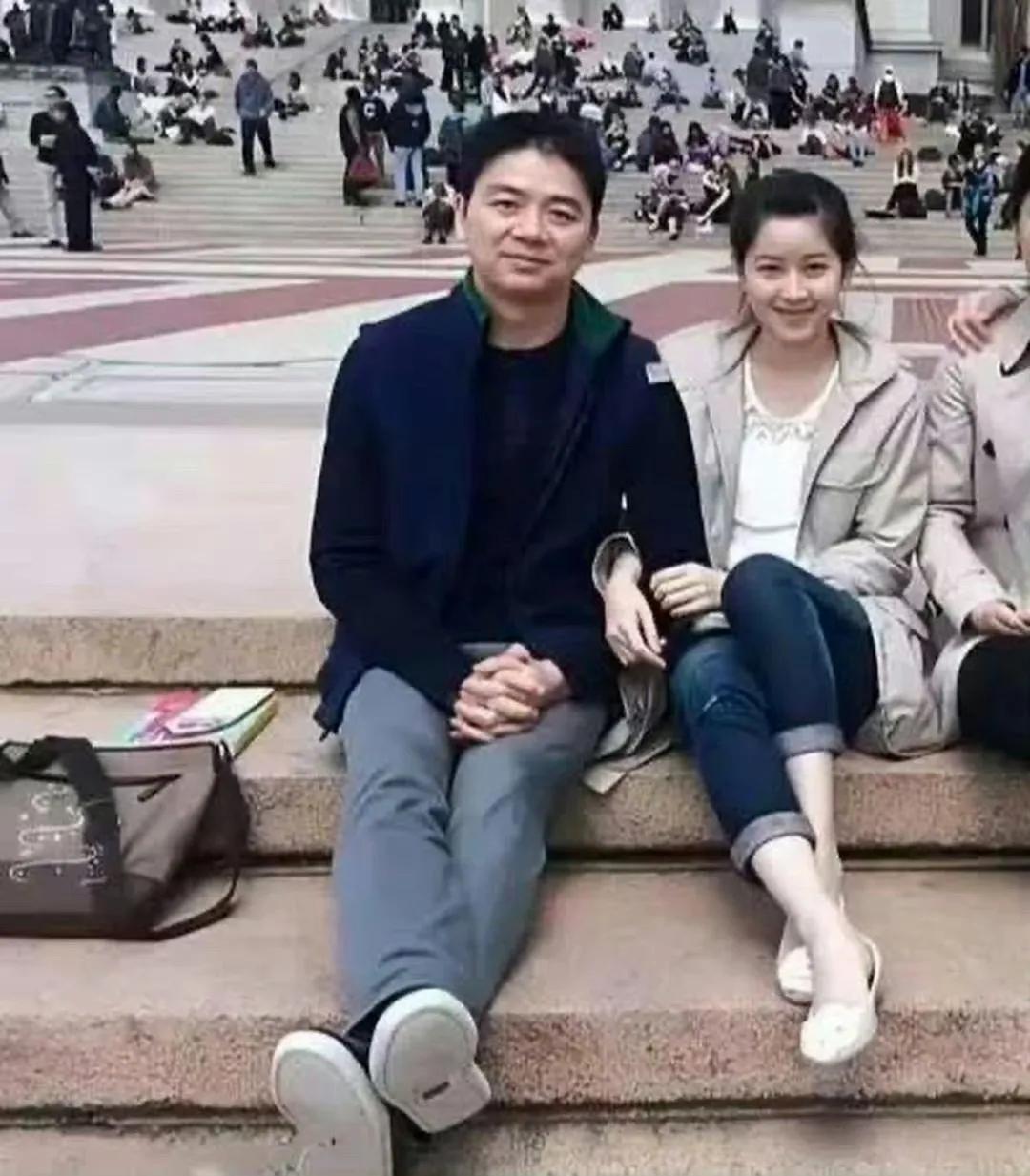 这时候的刘强东三十八岁，章泽天十八岁，刚认识不久。