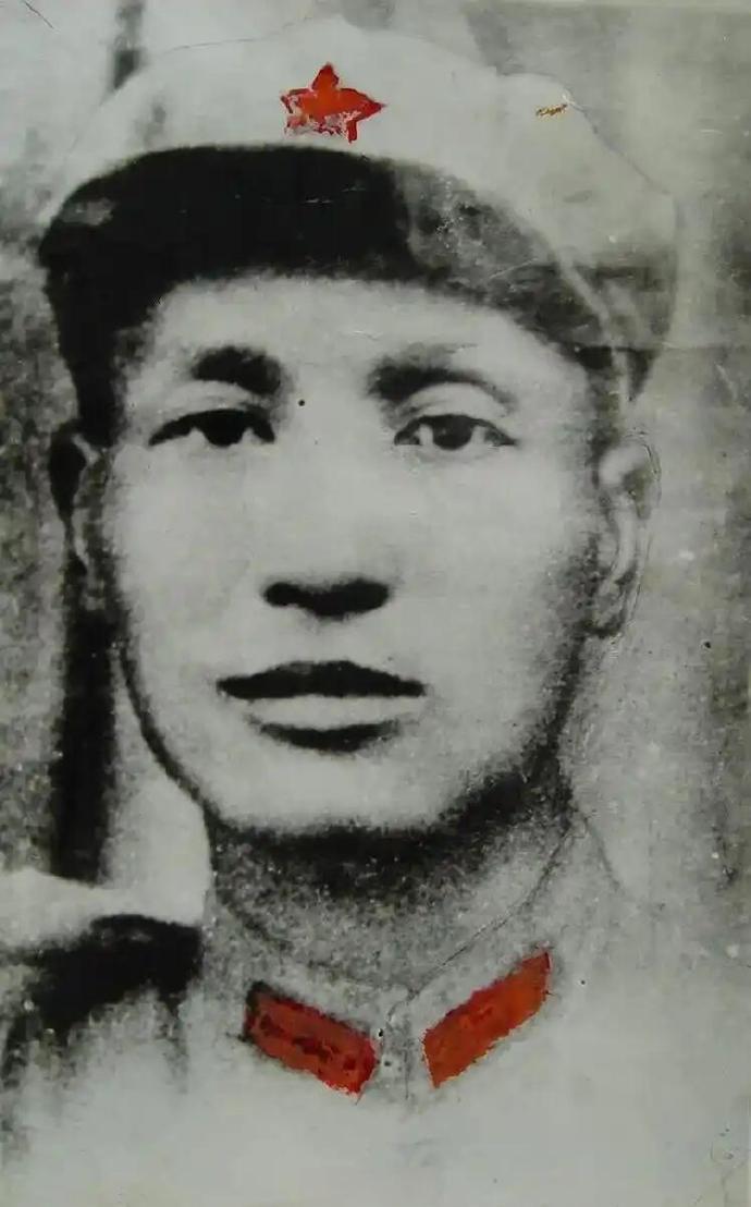他是黄埔一期生，牺牲在上饶集中营。冯达飞出生于1901年，广东省连县人。7岁