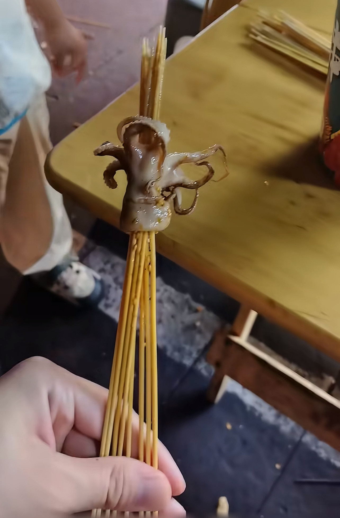 还觉得摆摊不容易吗