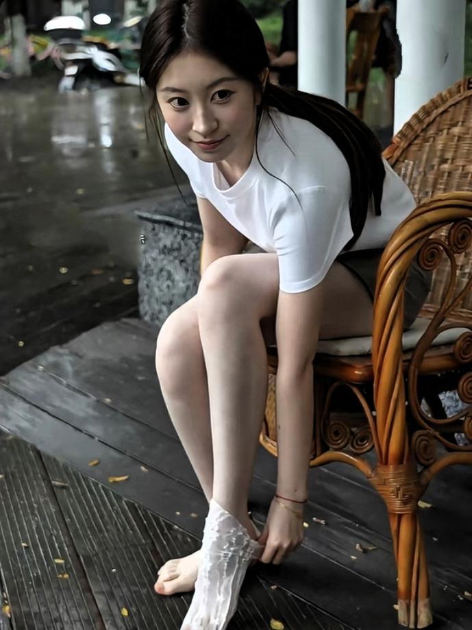 目光澄澈如水，眸子明净透亮，眼神里没有矫揉造作。简简单单的装束，凭这一双眼睛，就