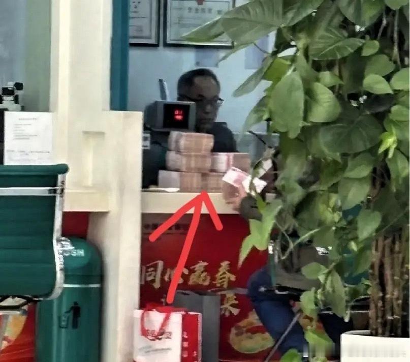 快过年了，手里有点闲钱准备存银行的，先别急着往柜台跑。特别是手握20万以上现金的