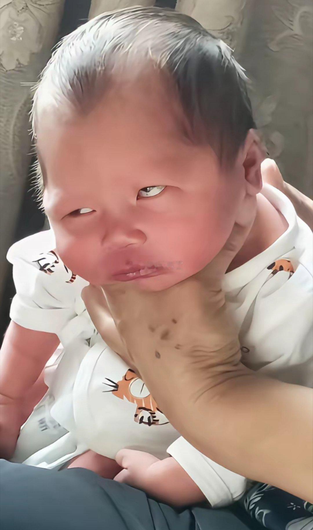 老公喂宝宝喝奶，奶嘴孔太大，把孩子噎得直翻白眼。宝妈气炸：让你喂一次娃，差点没喂