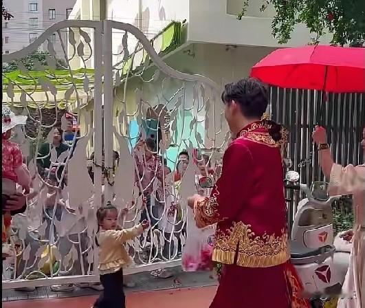 近日，河南洛阳，新娘出嫁，正对小区幼儿园，幼儿园老师带着小朋友们隔着学校大门给新