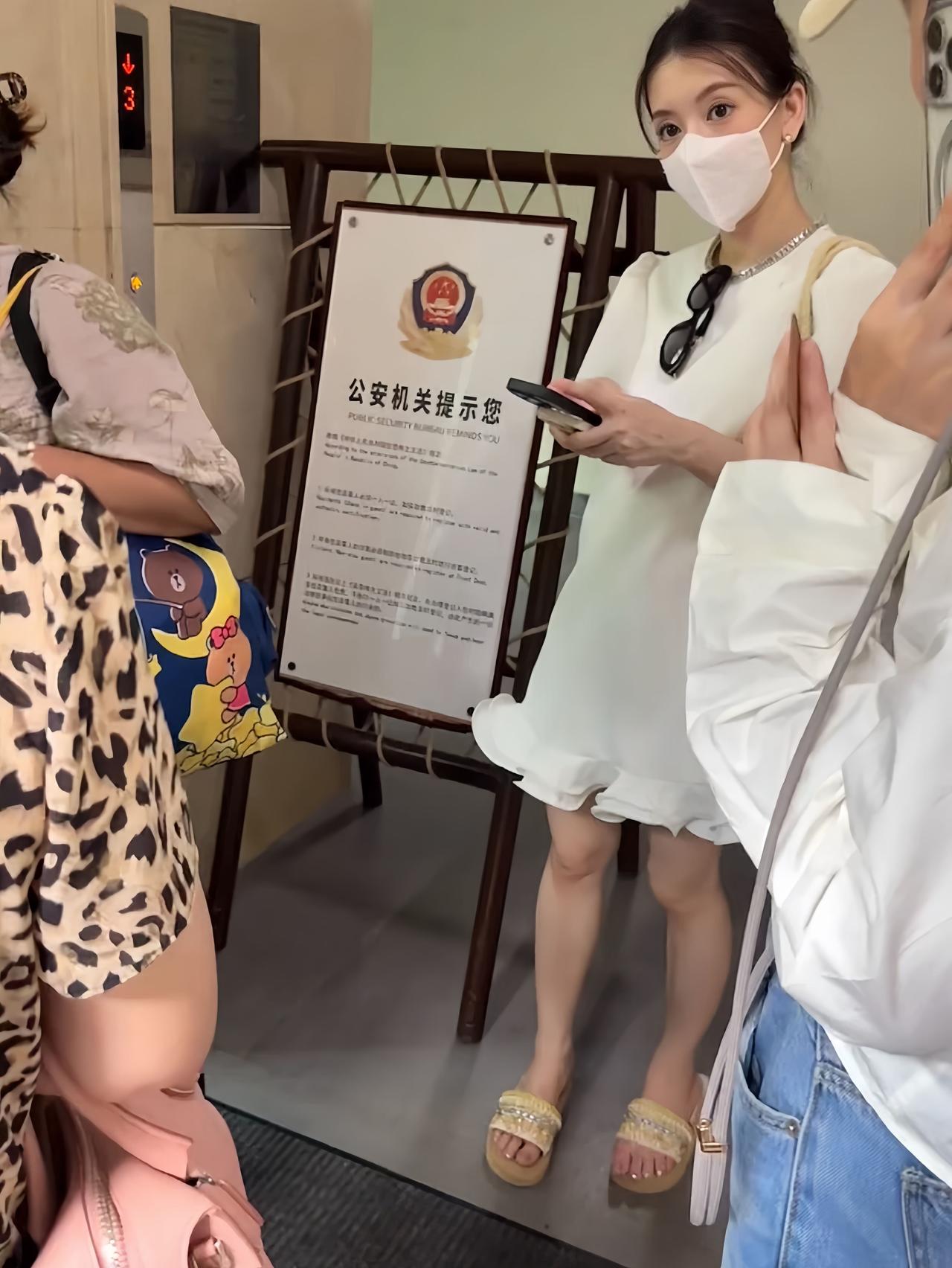 近日，有位网友偶遇郭富城的老婆，方媛怀三胎现身云南的画面。方媛扎着丸子头，身