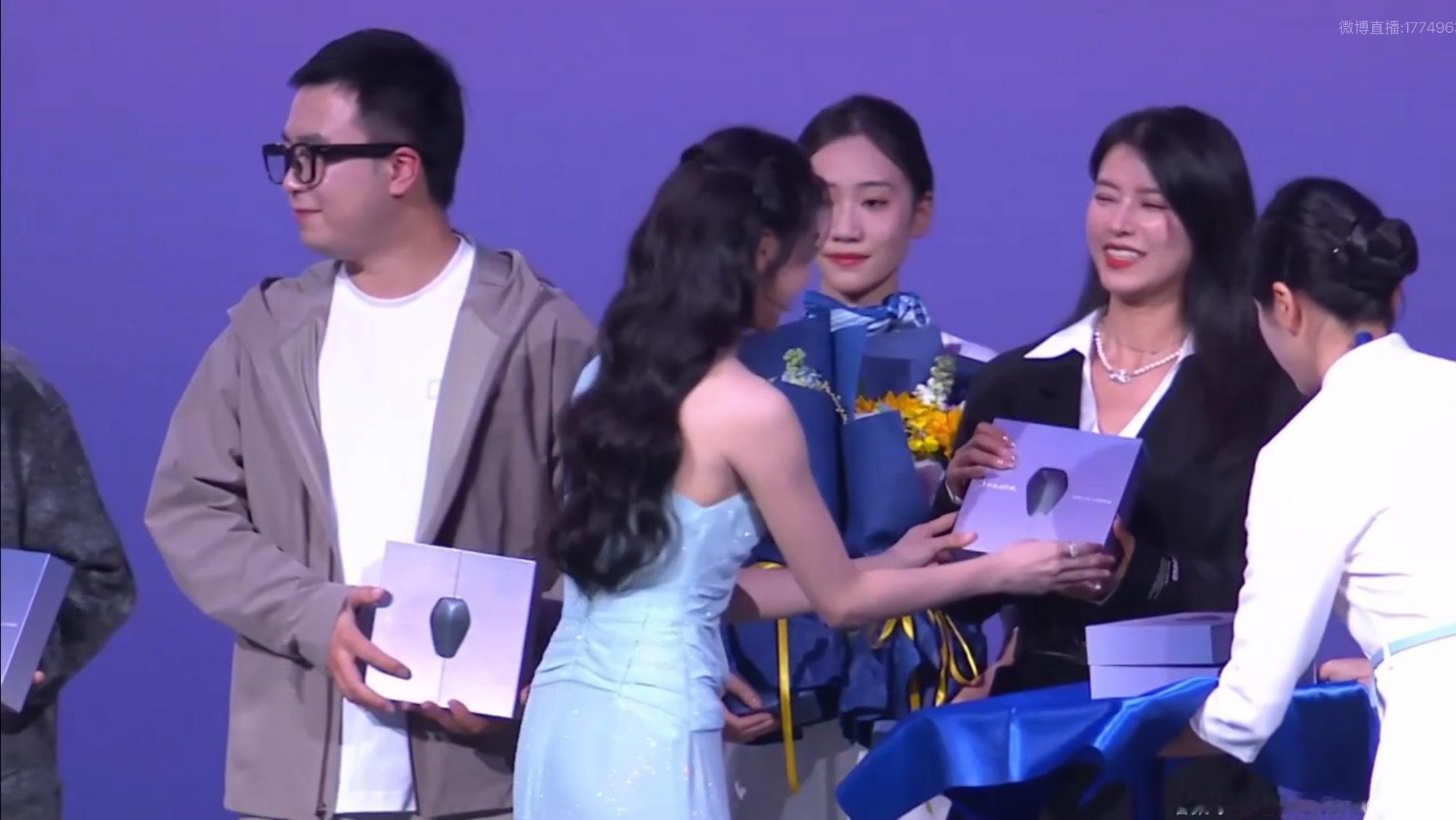 女助理也是好起来了，跟刘浩存同台