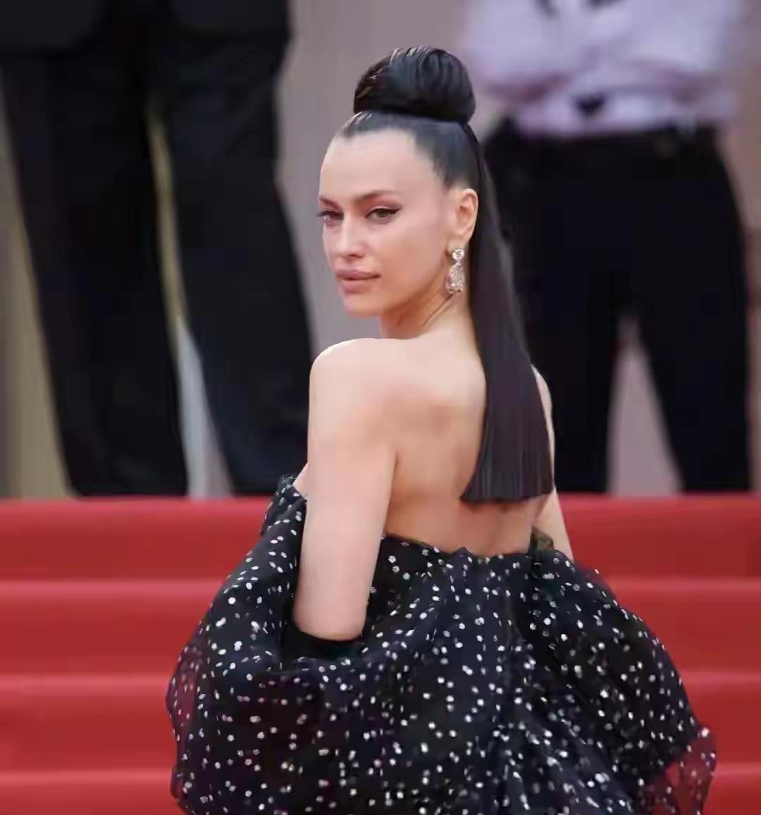 伊莲娜的青春，随着与C罗的分手，结束了！与C罗恋爱的那五年，伊莲娜是最美好的年