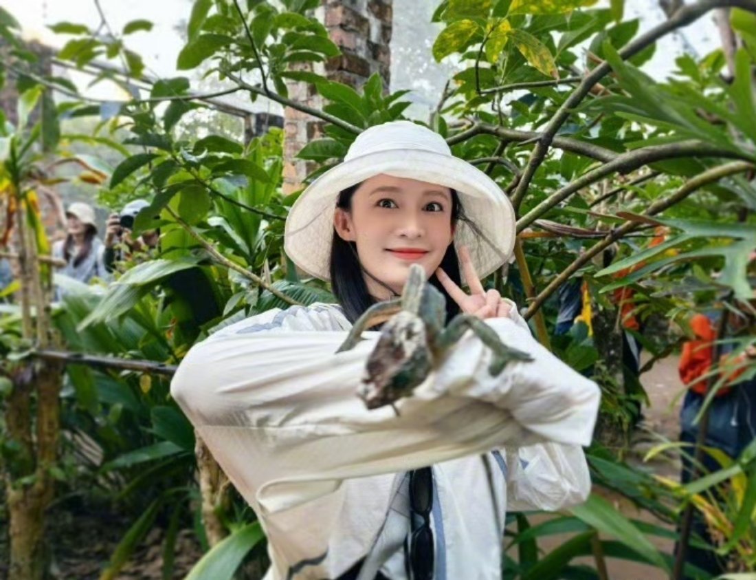 李沁1期节目800个反差，谁能想到镜头前清冷挂的女神，私下居然是个行走的“显眼包
