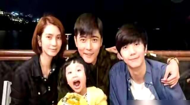 54岁的洪欣太拼了！拍短剧左眼血管爆裂，满眼血丝，硬是侧着脸把戏拍完。这还不