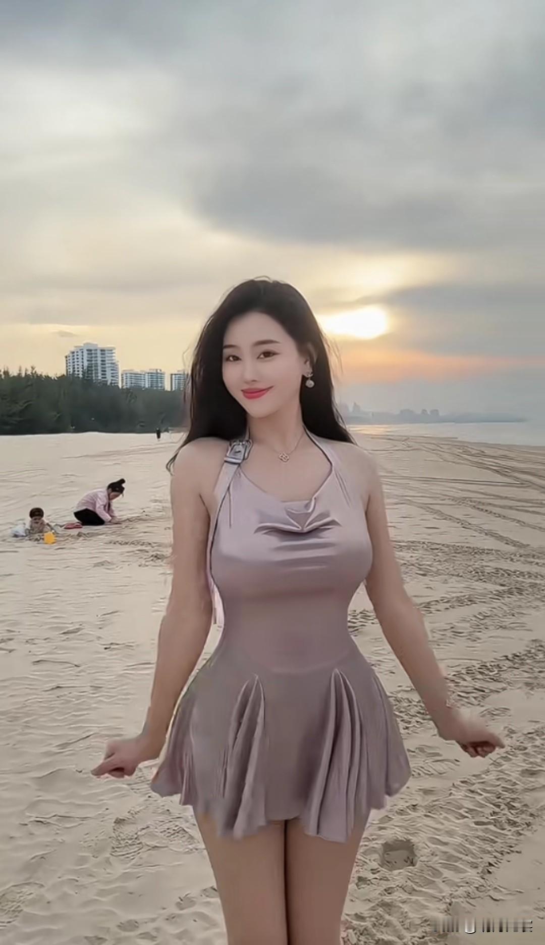 海边漫步，轻纱裙摆随风飘逸，享受夕阳余晖的温柔时光。🌊👗🌞