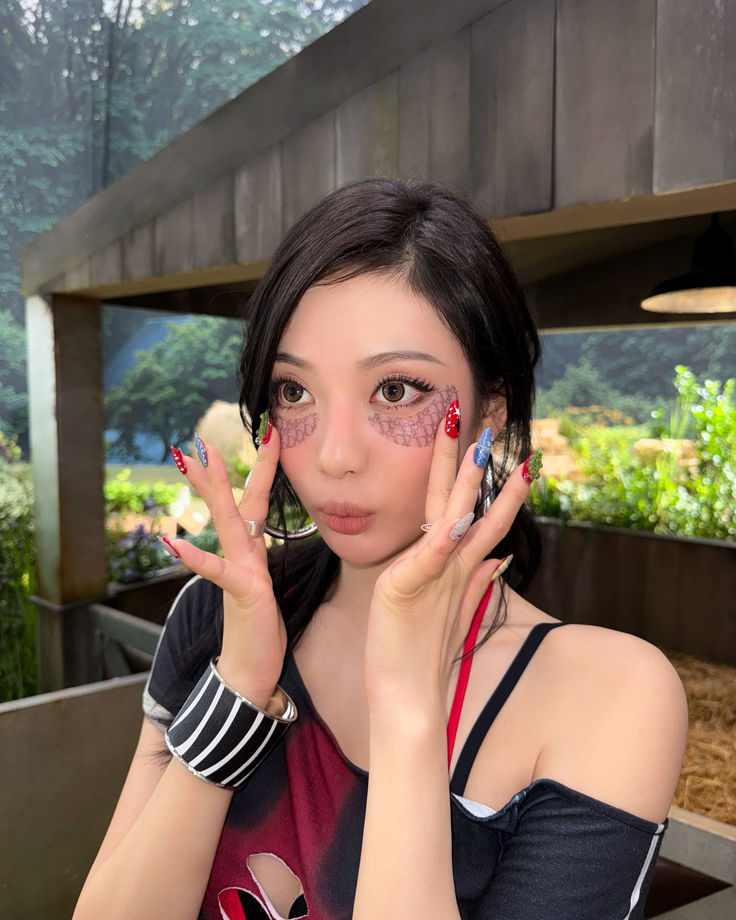 散粉盒般大的眼睛配上女神身材＝♾️​​​