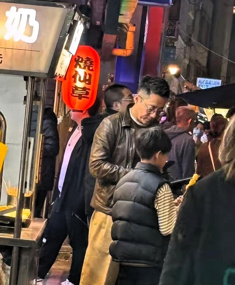 二月十八号那天,过年期间,台北街上很热闹,汪小菲带着儿子,在饶河街夜市里