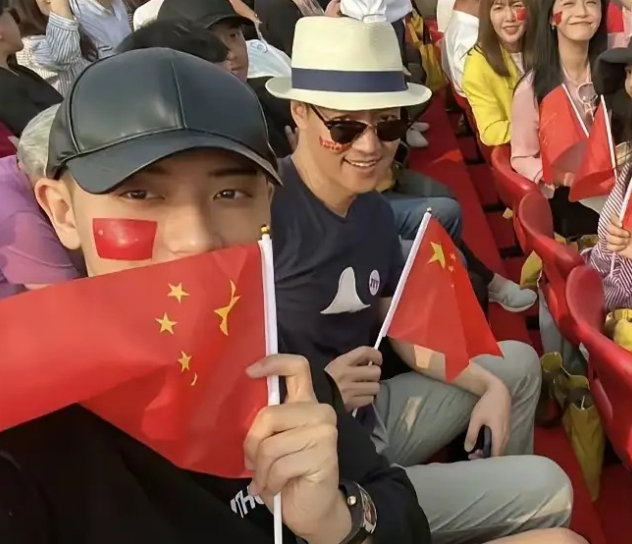 辛柏青终于露面了，参加了93阅兵现场观礼，状态挺精神。自今年5月17日他妻子朱媛