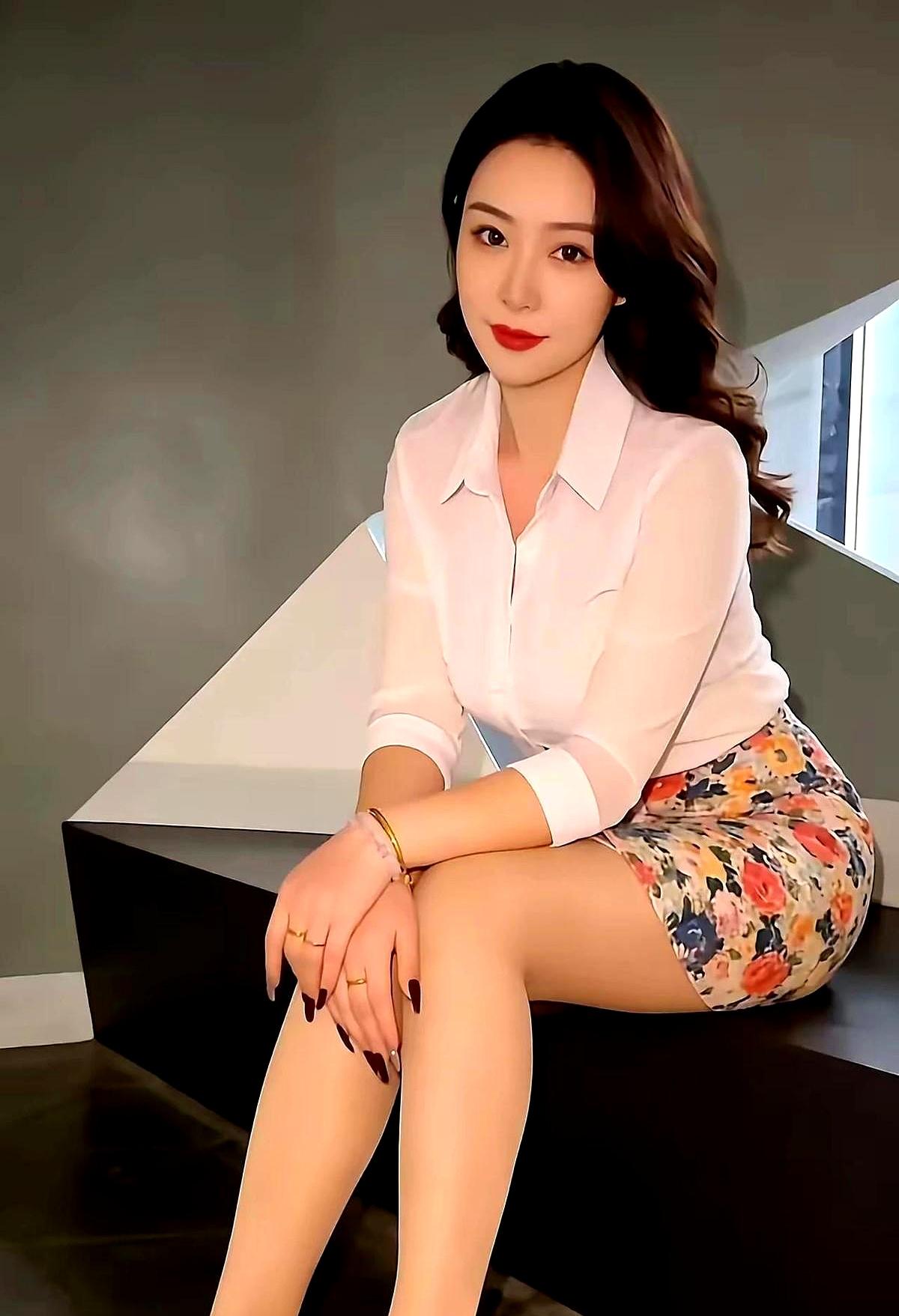 黑西装终于滚边了。真丝连衣裙销量飙了十倍，冰丝混纺跟着上位，垂感一抖，谁