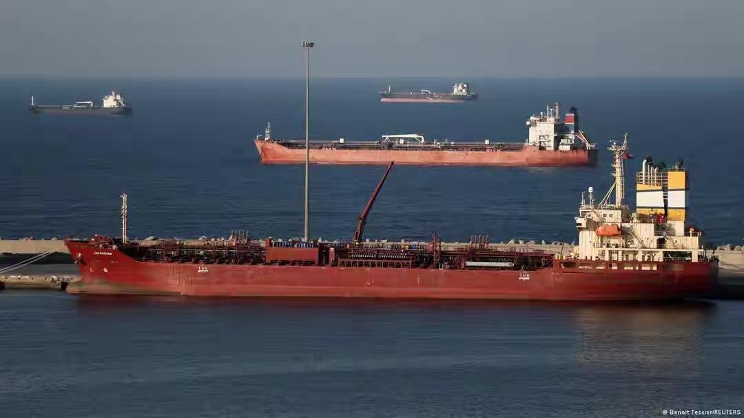 现在整个西方世界惊恐的发现，在这次能源危机中国，中国跟他们好像是两个世界的国家，