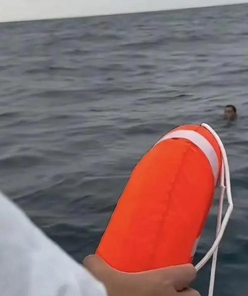 广东阳江，一渔民和同伴一起出海，行驶中，他突然内急，就站在船边往海里小便，结果一