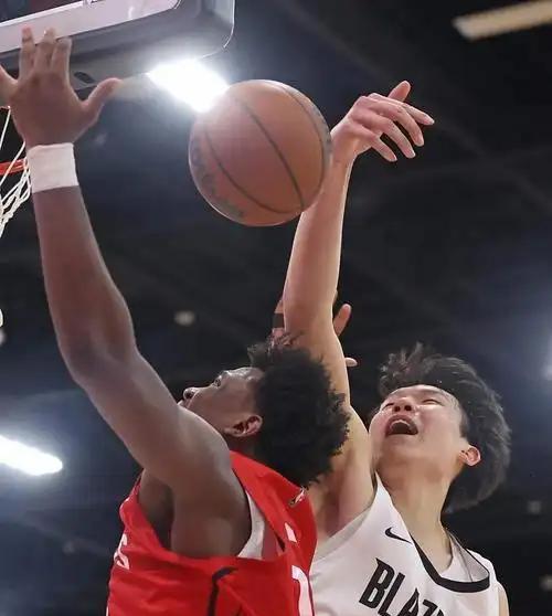 杨瀚森站在NBA的门槛上，脚下一脚是机会，一脚是深渊。他不是天才，但比谁都拼。
