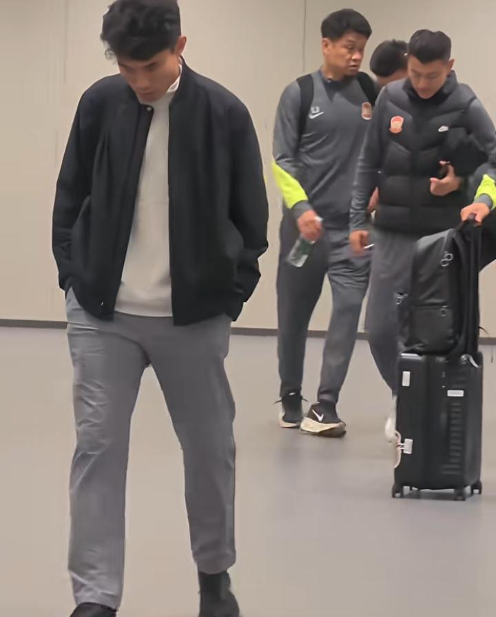 感觉郑智后悔了，不该接手这个烂摊子。此一时彼一时，青岛西海岸今年远没有去年那么