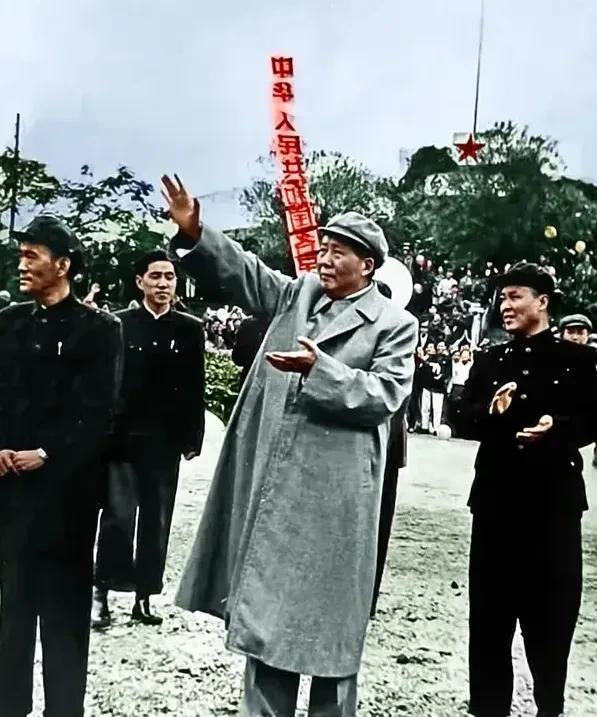 1958年，那时的中国一穷二白，百姓生活艰难。毛主席却在这样的情况下，冒雨接见南