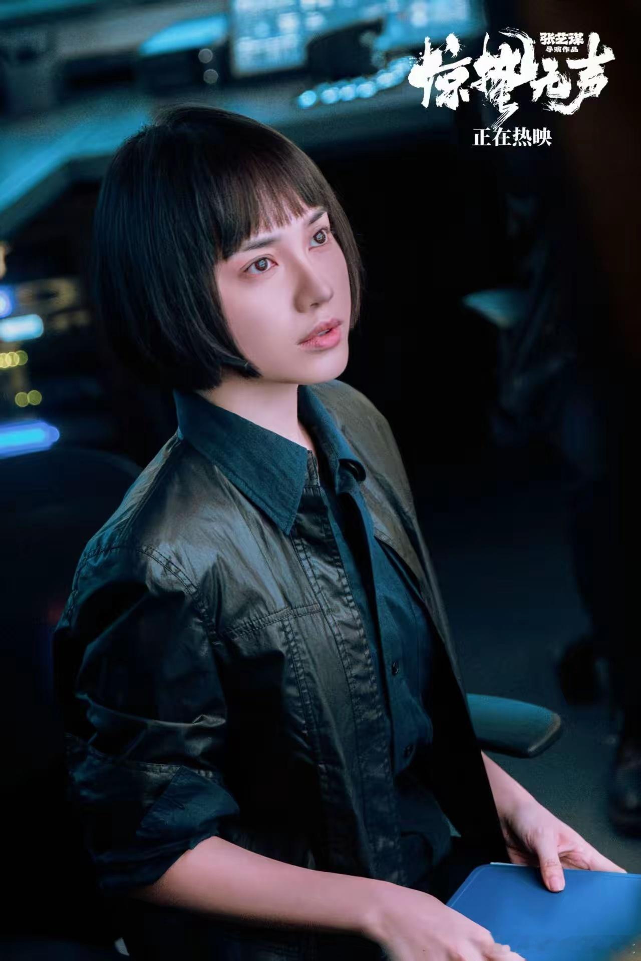 《惊蛰无声》一上映，最炸的不是张艺谋的名头，也不是全明星阵容，而是：一开场就把人