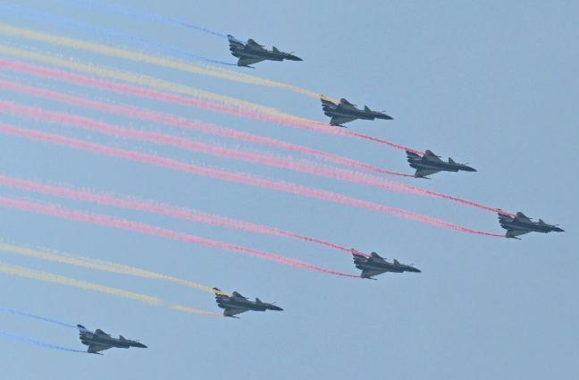 93阅兵令法国网友“破了大防”，原本认为阵风打不过歼10也就算了，歼10毕竟很强