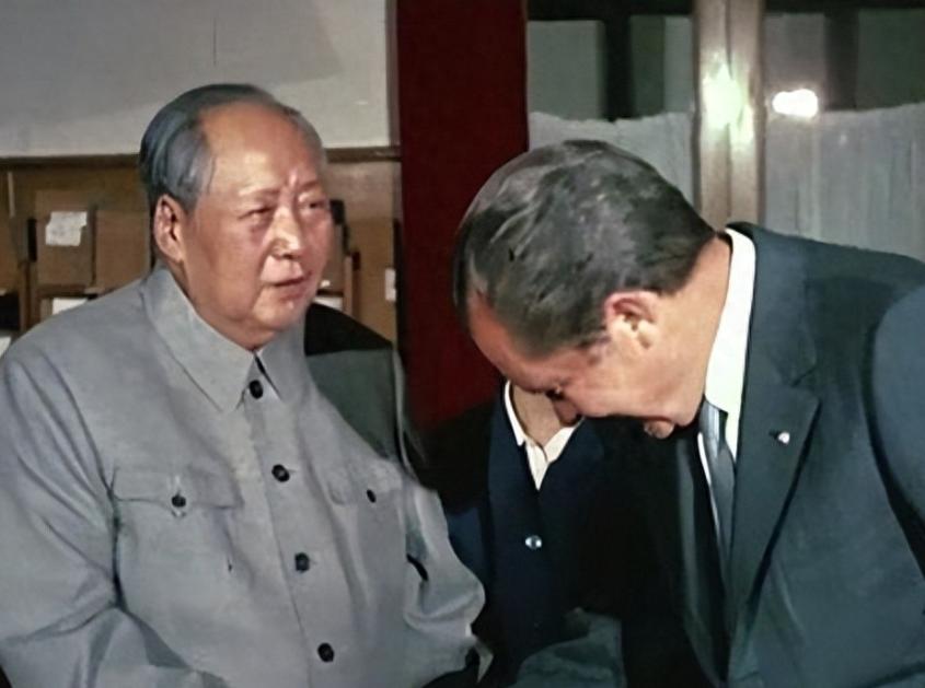 1976年2月，尼克松第二次访华时，曾问毛主席："您有什么特长或爱好？"毛主席只