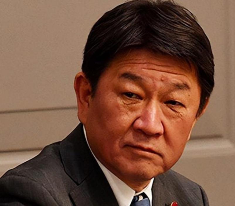 8月5日，日本外相开记者会，一个记者站起来，当着面问了两句话："你承认中国对台湾