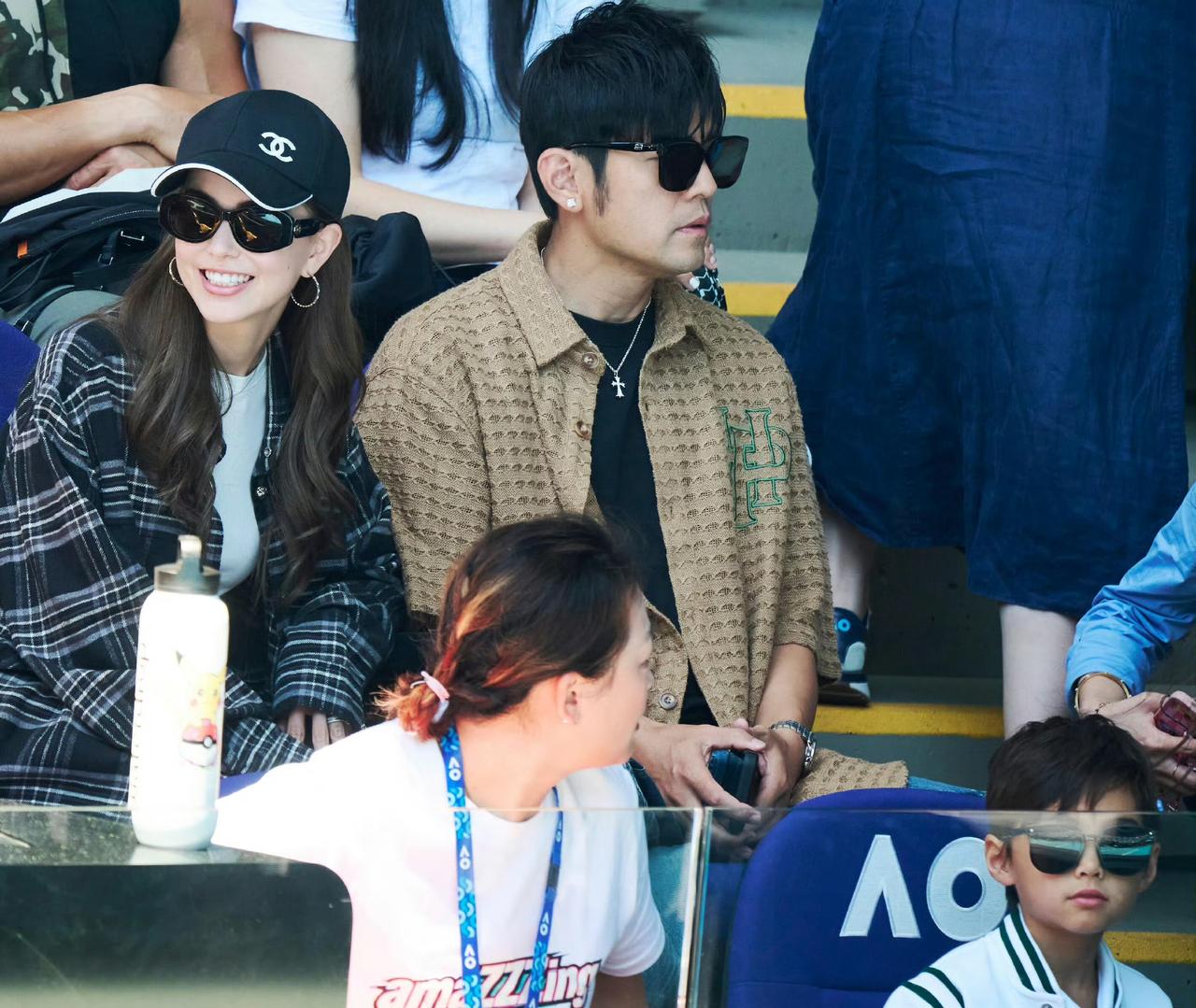 周杰伦和昆凌8岁儿子罗密欧第一次曝光正脸照，一家人去看澳网比赛，罗密欧戴着墨镜露