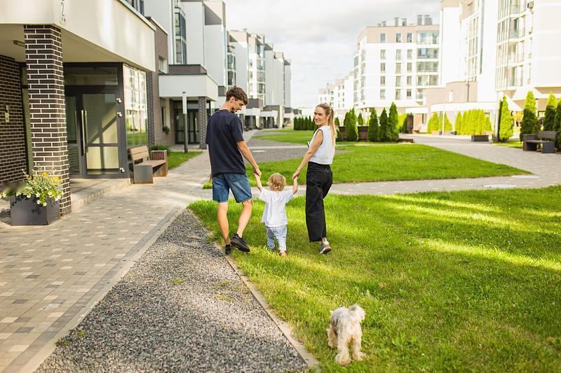 把结不结婚、生不生孩子和“算不算完整的人”直接划上等号，甚至抬到“半人误国”的高