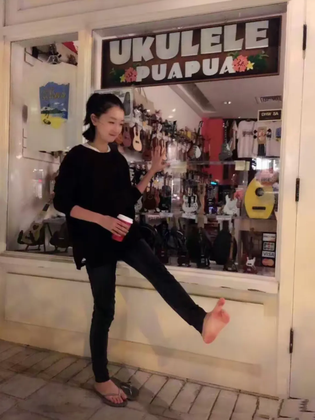 周冬雨，162cm，机灵古怪，都能用脚趾头点赞👍