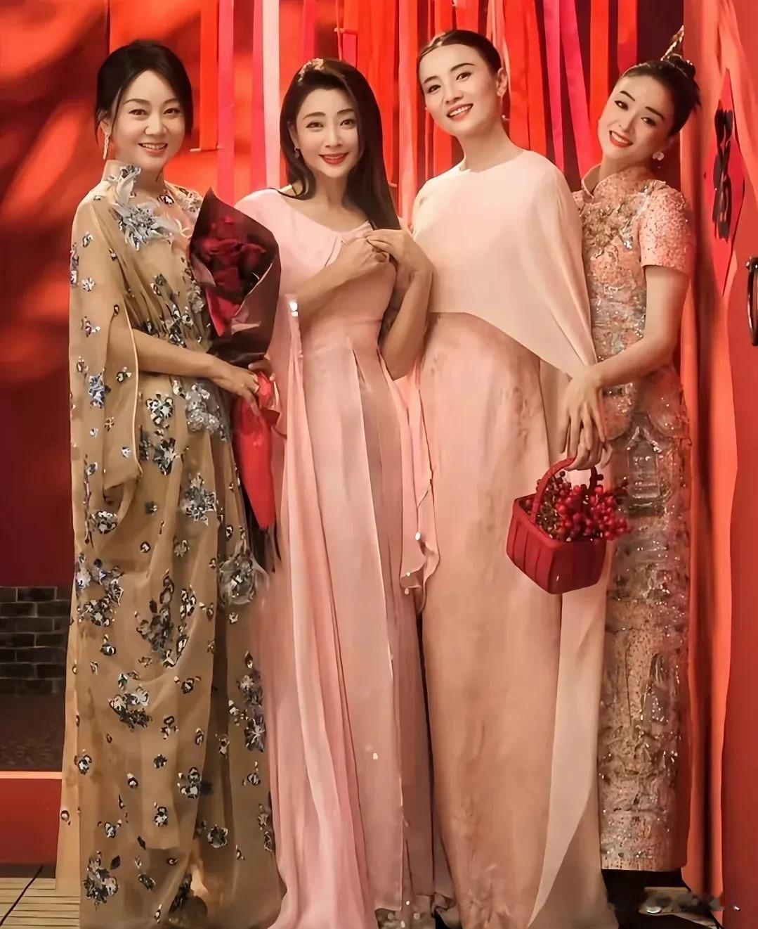 白玉兰奖这波真的杀疯了！左起闫妮、殷桃、宋佳、蒋欣这四位姐，直接把奖杯“焊”手里