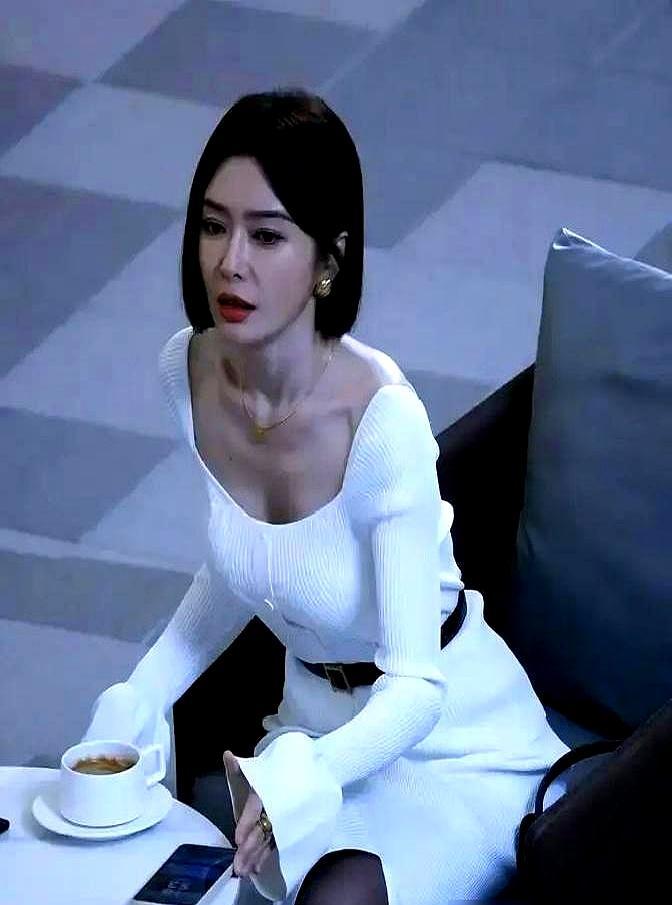 600多天地下情，换不来一句承认，最后连个对视都不敢。尖叫之夜，秦岚就坐他