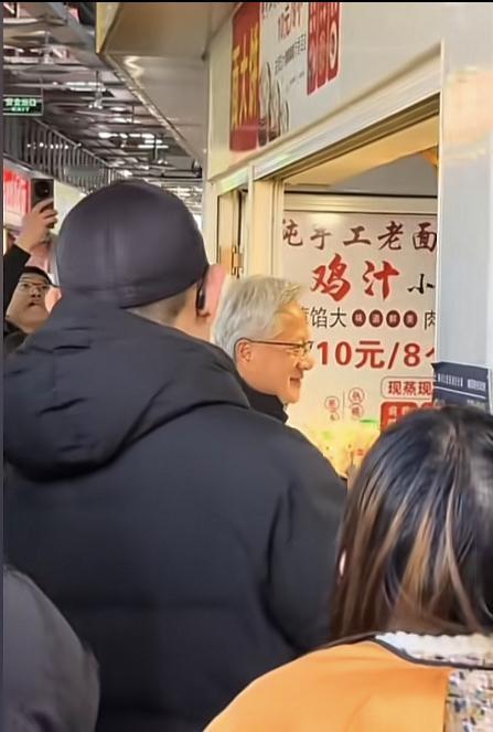 原来，黄仁勋吃的是小笼包！黄仁勋逛上海菜市场，一行人在一个纯手工的鸡汁小包摊