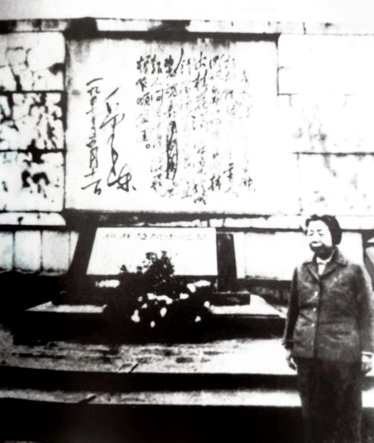 这是1977年5月8日，邓颖超祭奠杨开慧烈士的留影。她们俩曾有过一面之缘。杨开