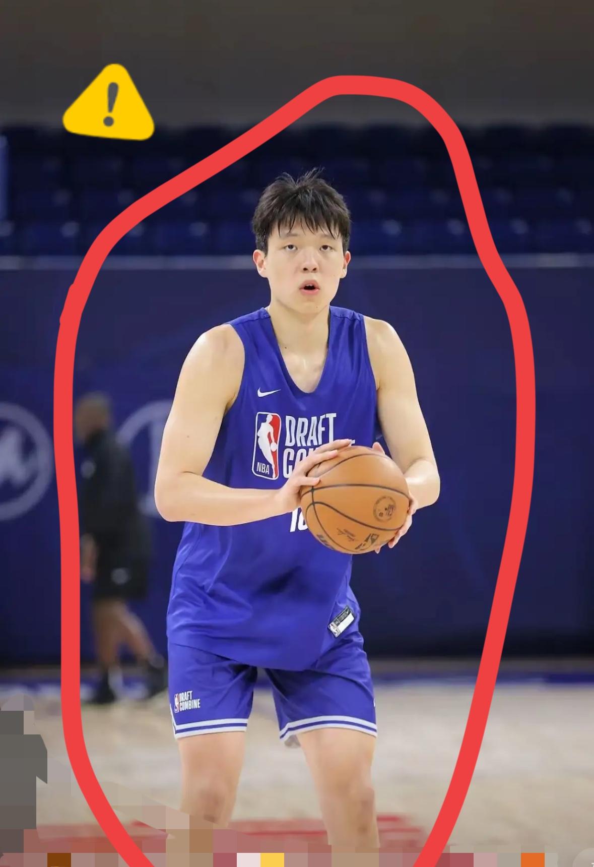 杨翰森第二场爆发原因显而易见：第一场和翰森搭配上场的基本都是开拓者的首发阵容