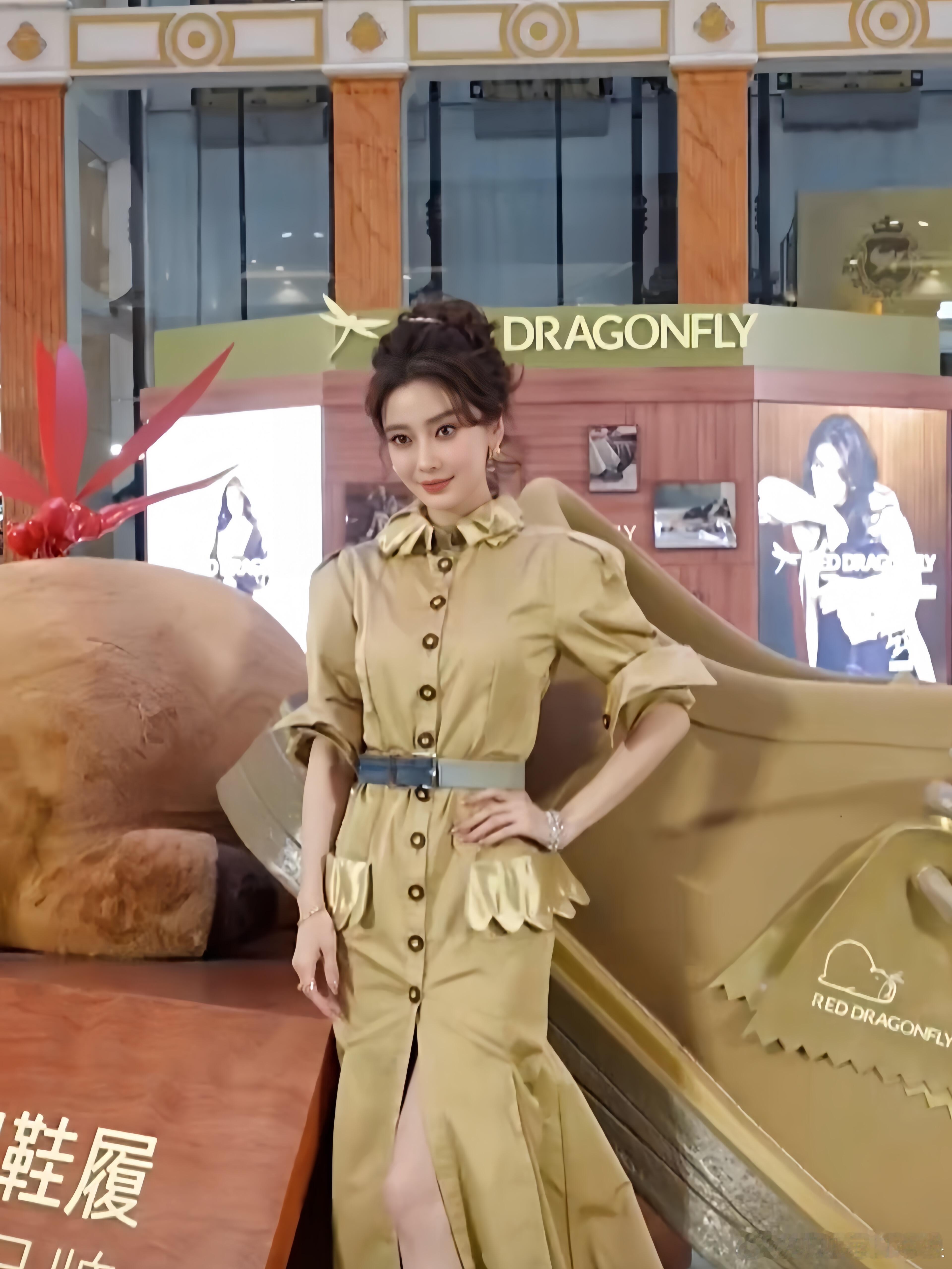 Angelababy金色大衣裙装造型Angelababy上海活动，身穿Rona